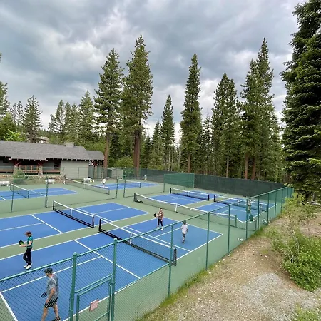 Sleeping Bear Lodge- Remodeled 3Br Cabin- Fireplace- Ski Shuttle- Pet-Friendly